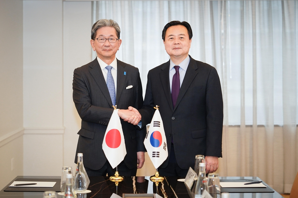 South Korea's First Vice Foreign Minister Cho Hyun-dong (right) and Japanese Vice Foreign Minister Takeo Mori pose for a photo during their bilateral meeting in Washington on Monda. (Ministry of Foreign Affairs)