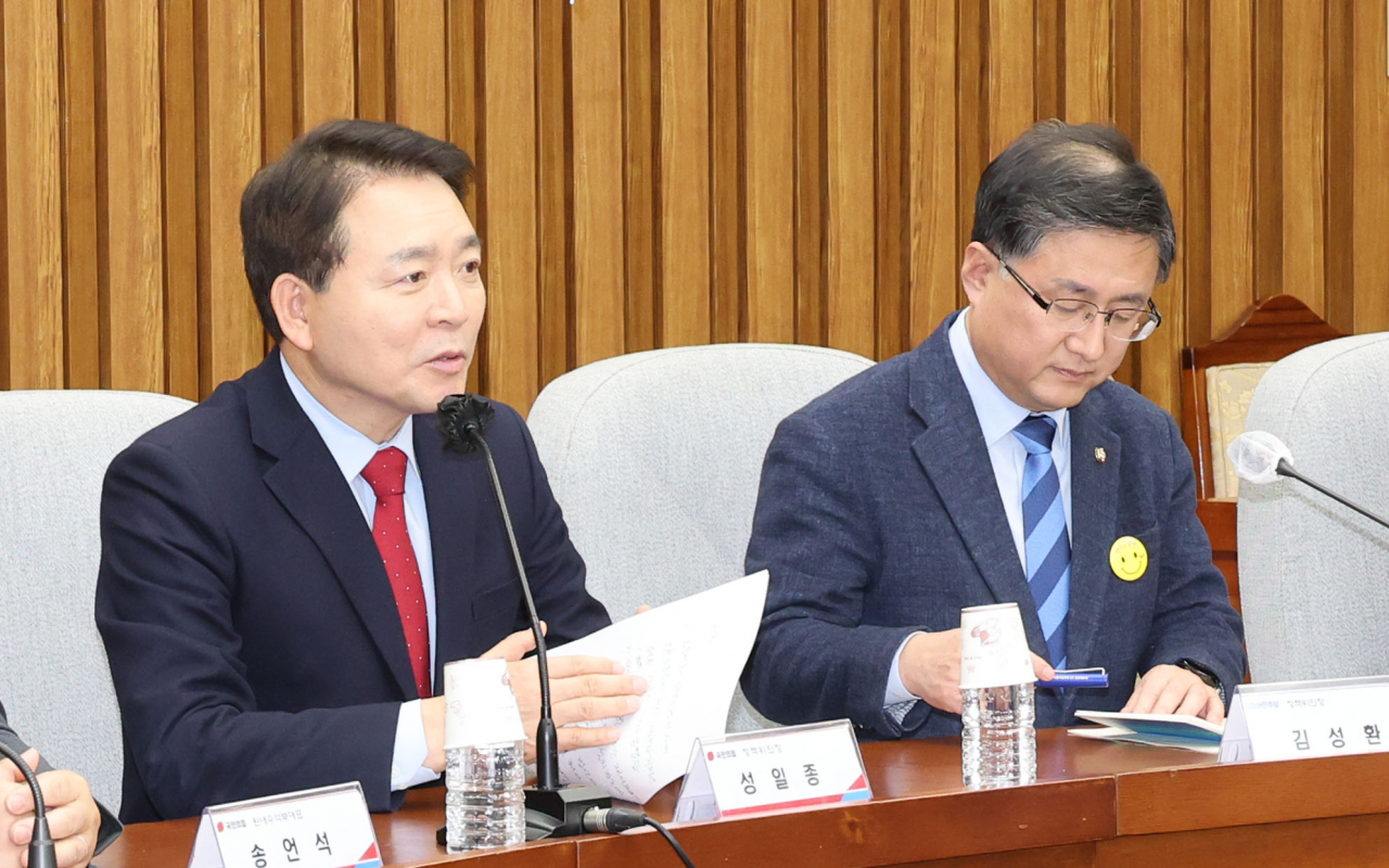 Reps. Sung Il-jong (left) and Kim Sung-hwan, heading the policy committees of the ruling and opposition parties, respectively, speak at a meeting Tuesday. (Yonhap)
