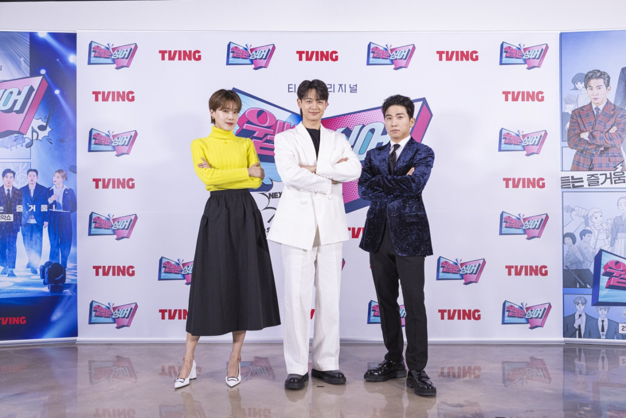 From left: Comedian Jang Do-yeon, singer Minho of SHINee and comedian Yoon Se-yoon pose for photos before an online press conference Tuesday. (Tving)