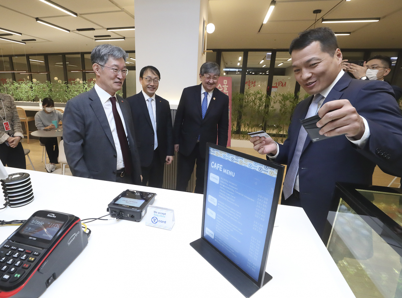 From left: BC Card CEO Choi Won-seok, KT CEO Ku Hyeon-mo, Mongolia's Deputy Prime Minister and Minister of Economy and Development Ch. Khurelbaatar and Bank of Mongolia's Deputy Governor Enkhtaivan Ganbold experience trial payments with Mongolian T-Cards at KT's headquarters in Jongno, central Seoul, Tuesday. (KT Corp.)