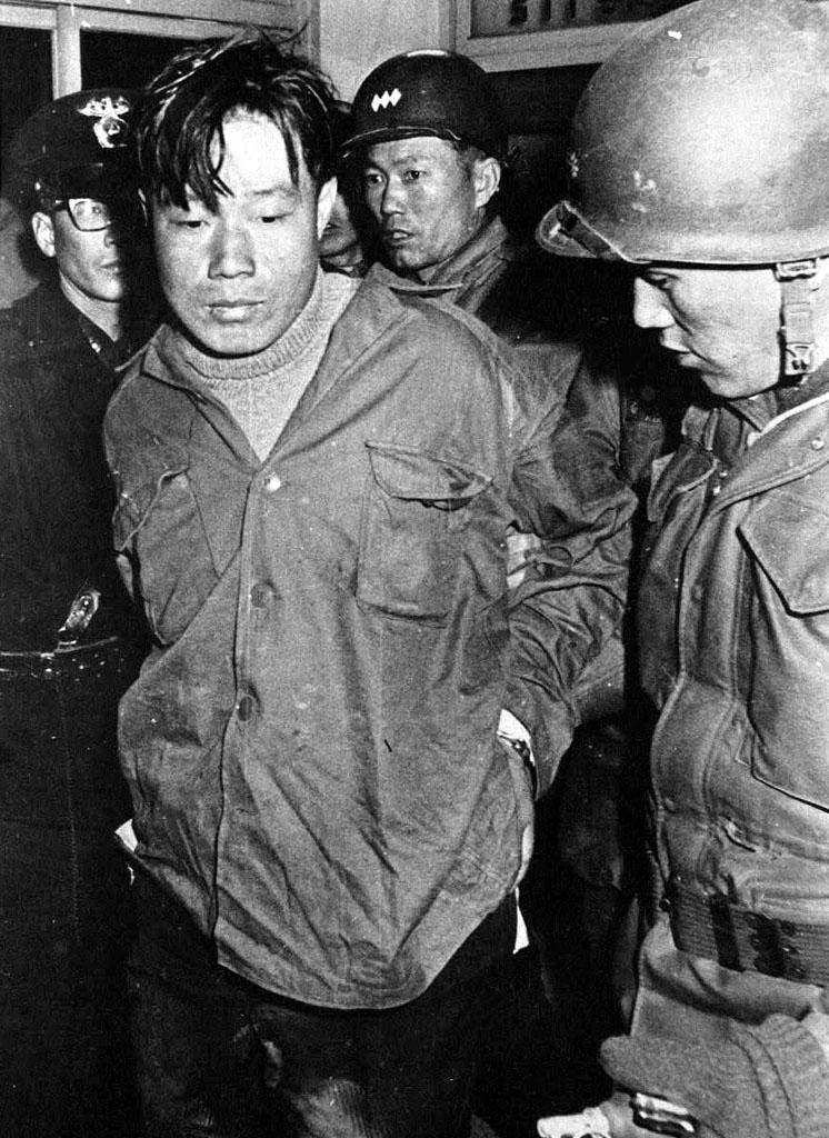 North Korean infiltrator Kim Sin-jo was captured alive and later defected to the South. This photo shows Kim being escorted from a police station on Jan. 22, 1968. (National Archives of Korea)