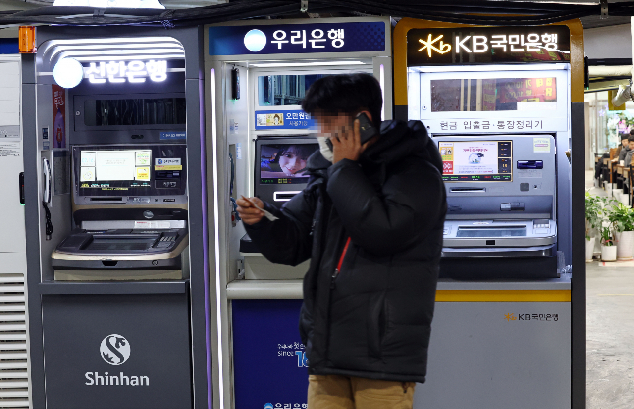 A customer uses an ATM in central Seoul on Thursday. (Yonhap)