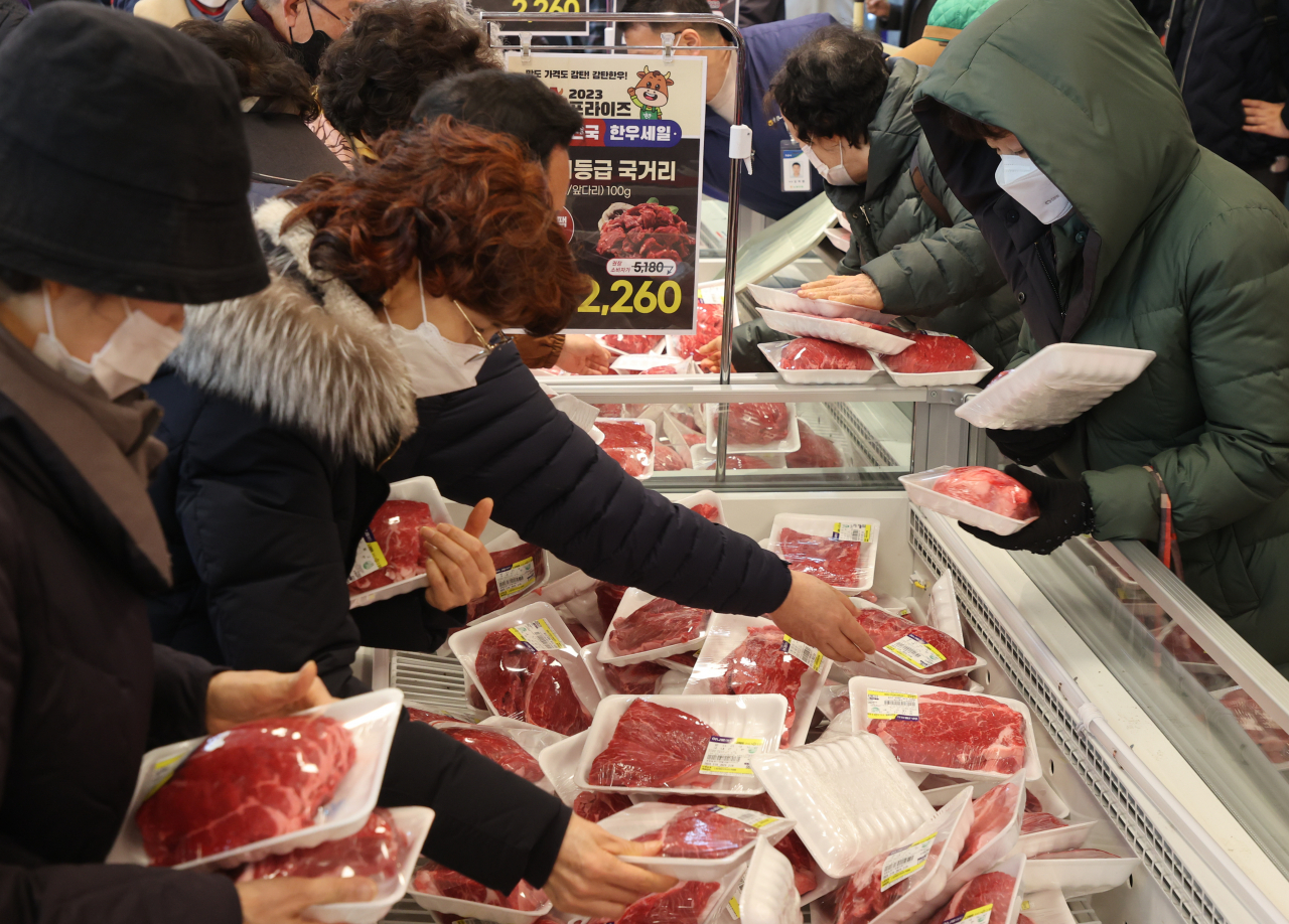 People shop for groceries at a supermarket in Seoul on Wednesday. (Yonhap)