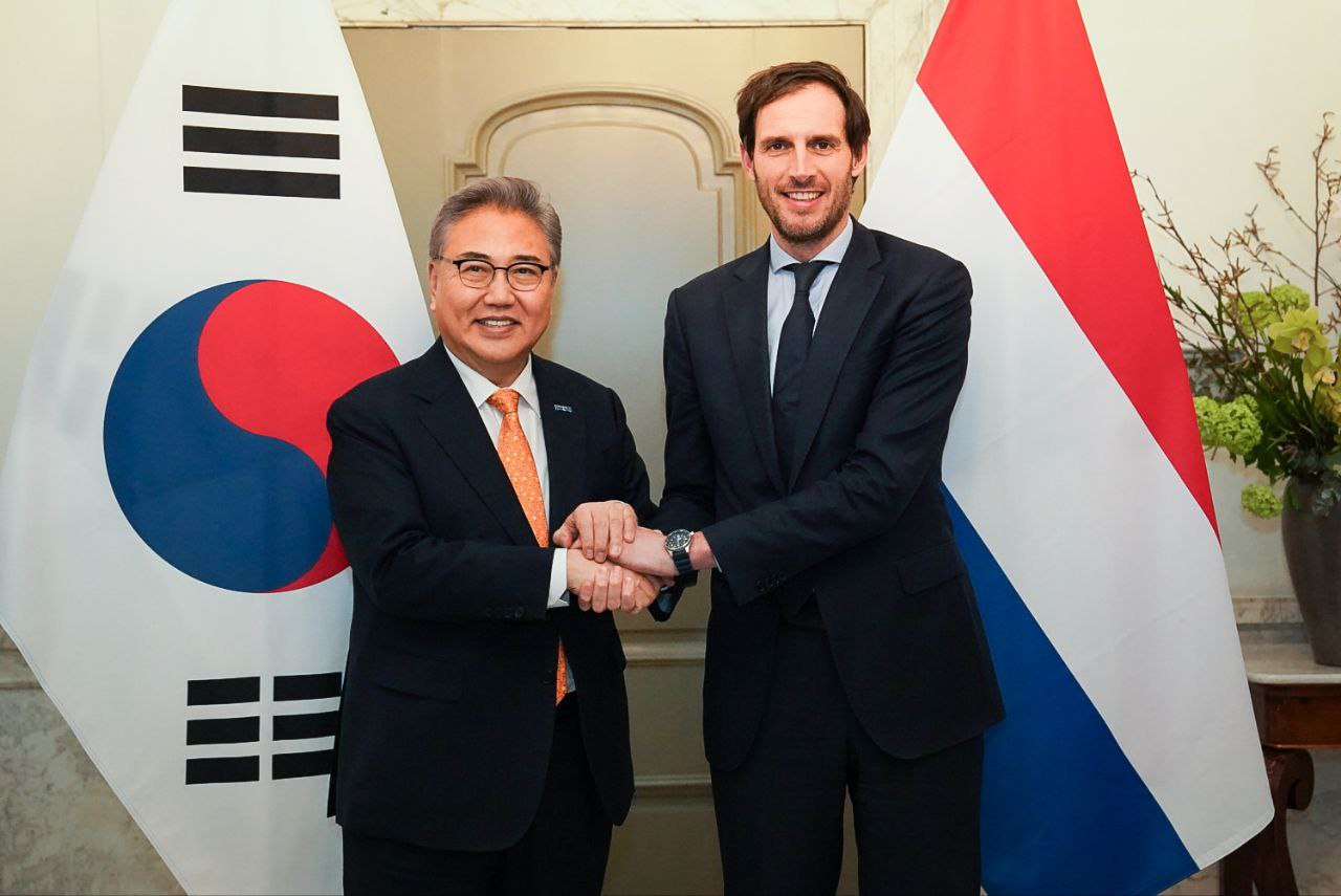 Foreign Minister Park Jin (left) poses with his Dutch counterpart, Wopke Hoekstra, in The Hague on Thursday. (Yonhap)