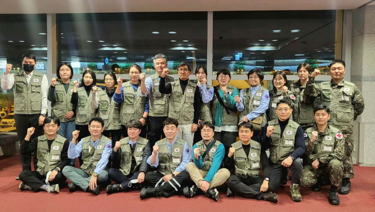 The second South Korean relief team poses for a picture at Incheon International Airport before leaving for Turkey on Thursday night. (Ministry of Foreign Affairs)