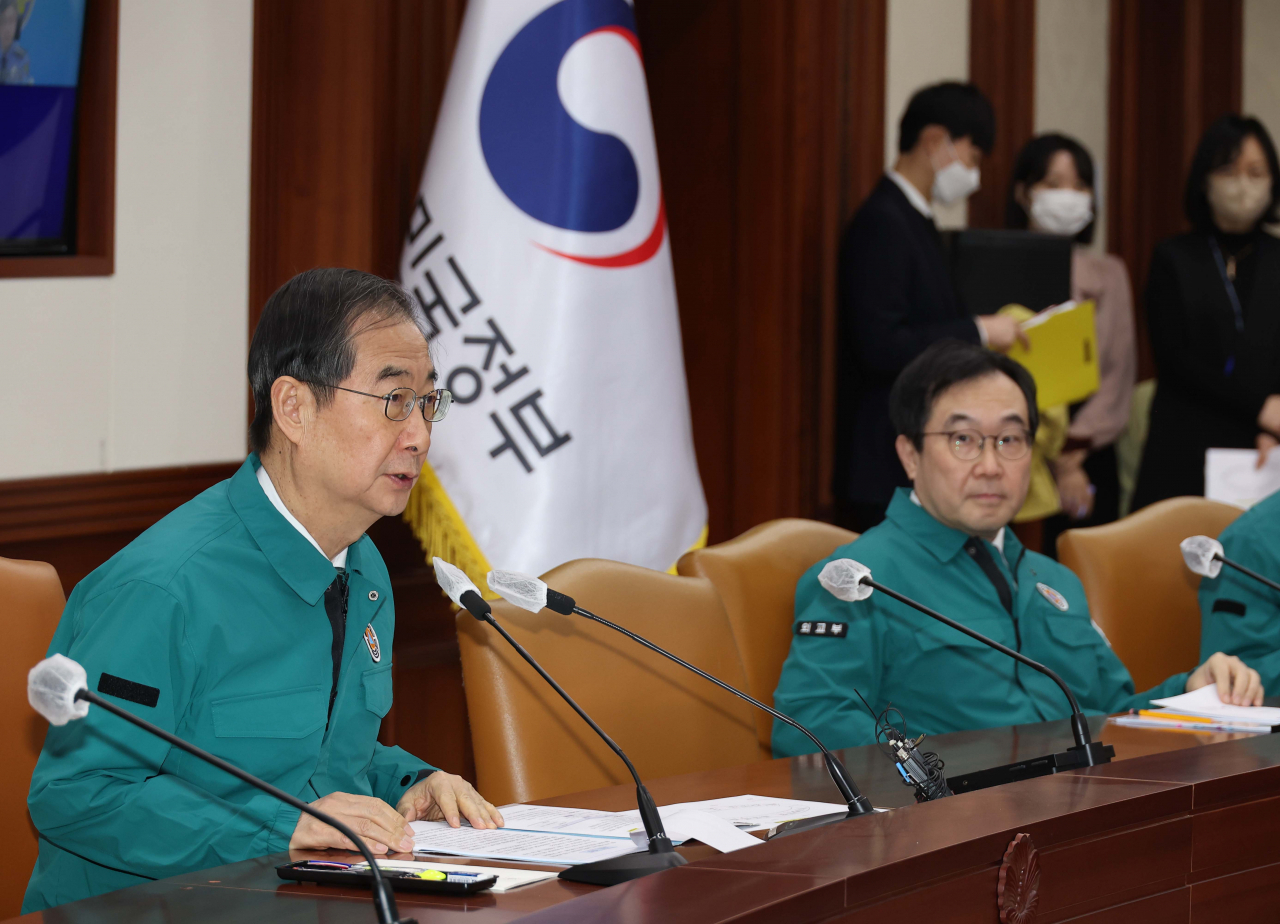 Prime Minister Han Duck-soo presides at the 16th National Counter Terrorism Committee meeting held at the Government Complex Seoul, Friday. (Yonhap)