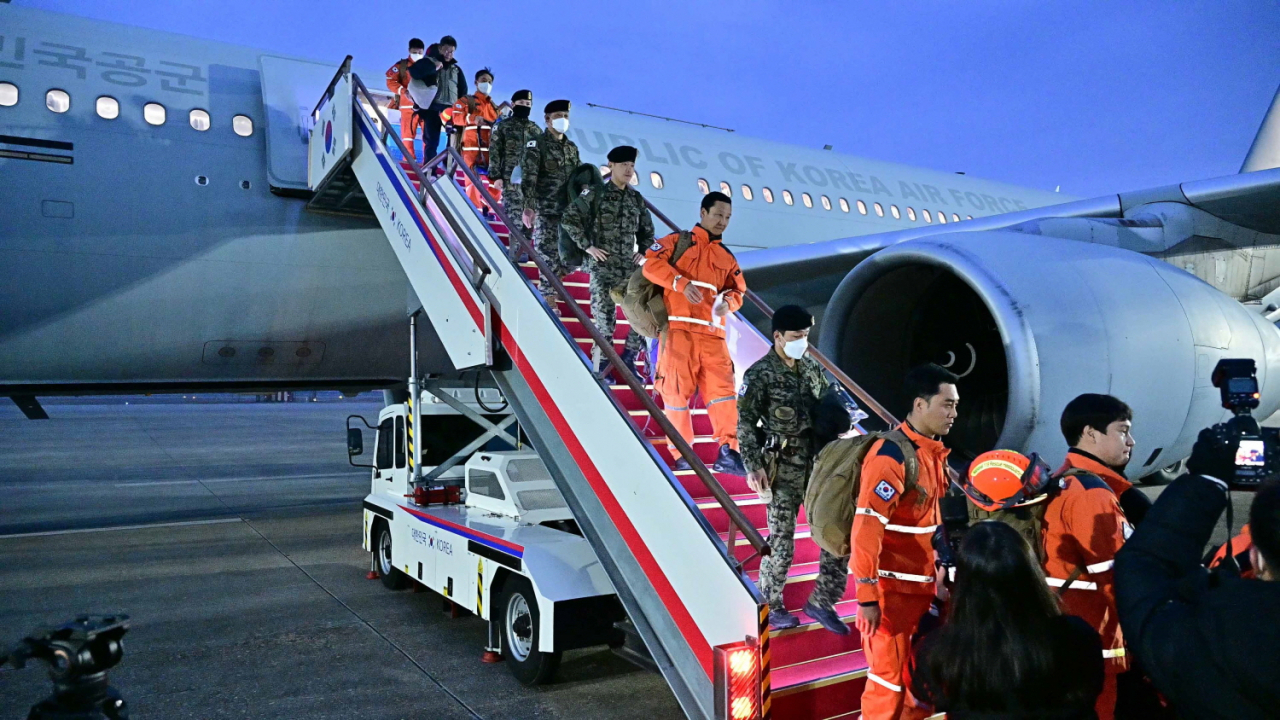 Members of the Korea Disaster Relief Team arrive at Seoul Air Base in Seongnam, Gyeonggi Province, Saturday (National Fire Agency)