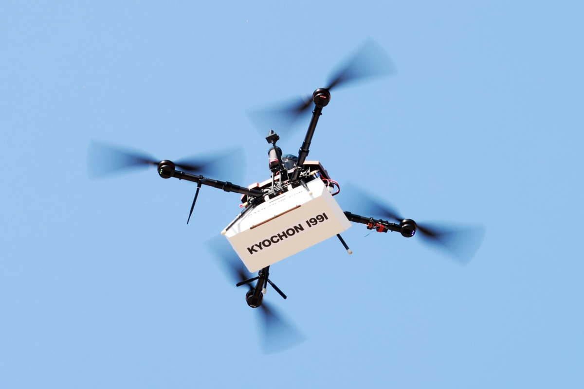 A box of fried chicken is delivered by a drone during a pilot flight carried out by local chicken franchise Kyochon F&B in Seoul, in December 2022. (Kyochon F&B)