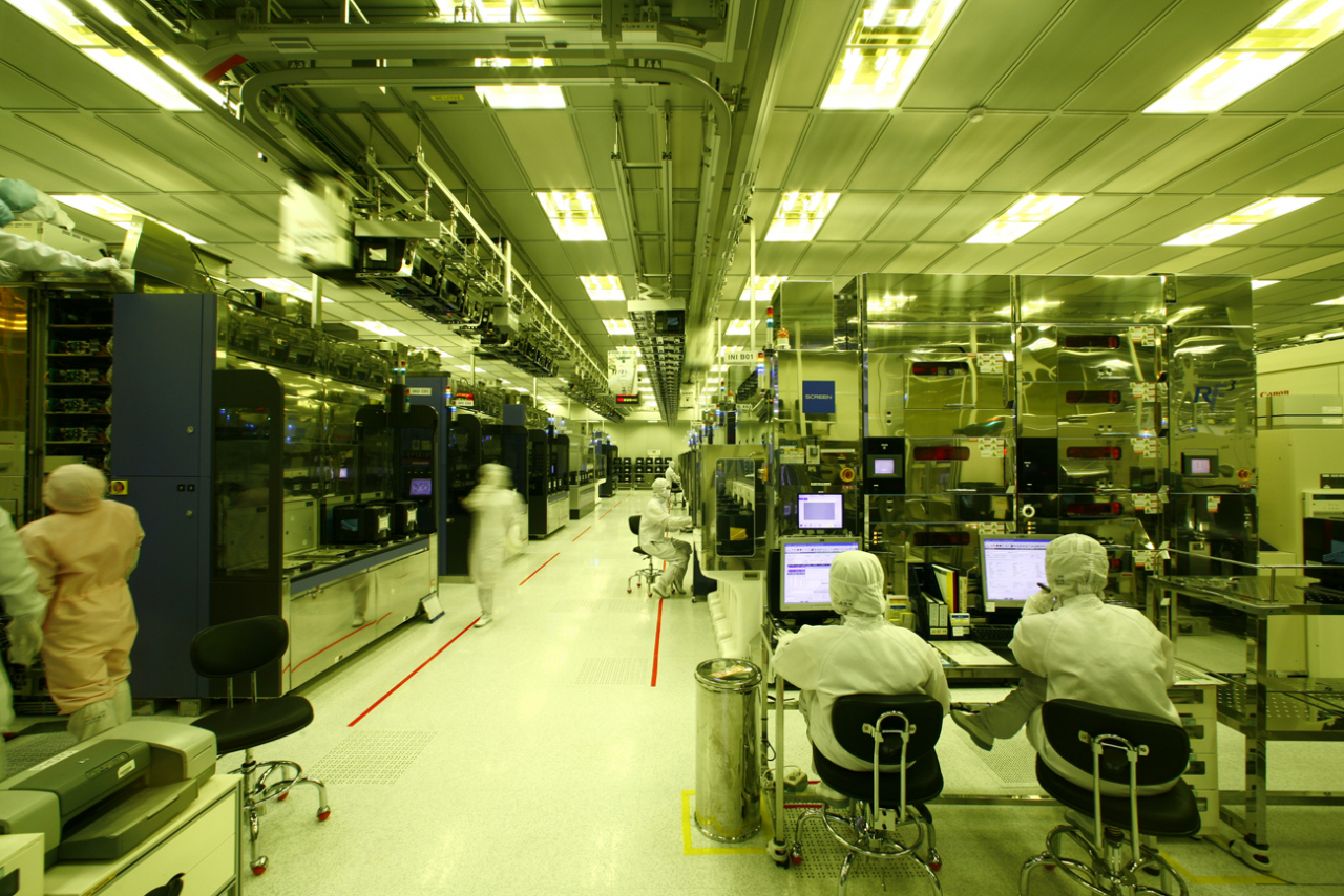 An interior view of a cleanroom inside SK hynix's semiconductor chip fab. (SK hynix)