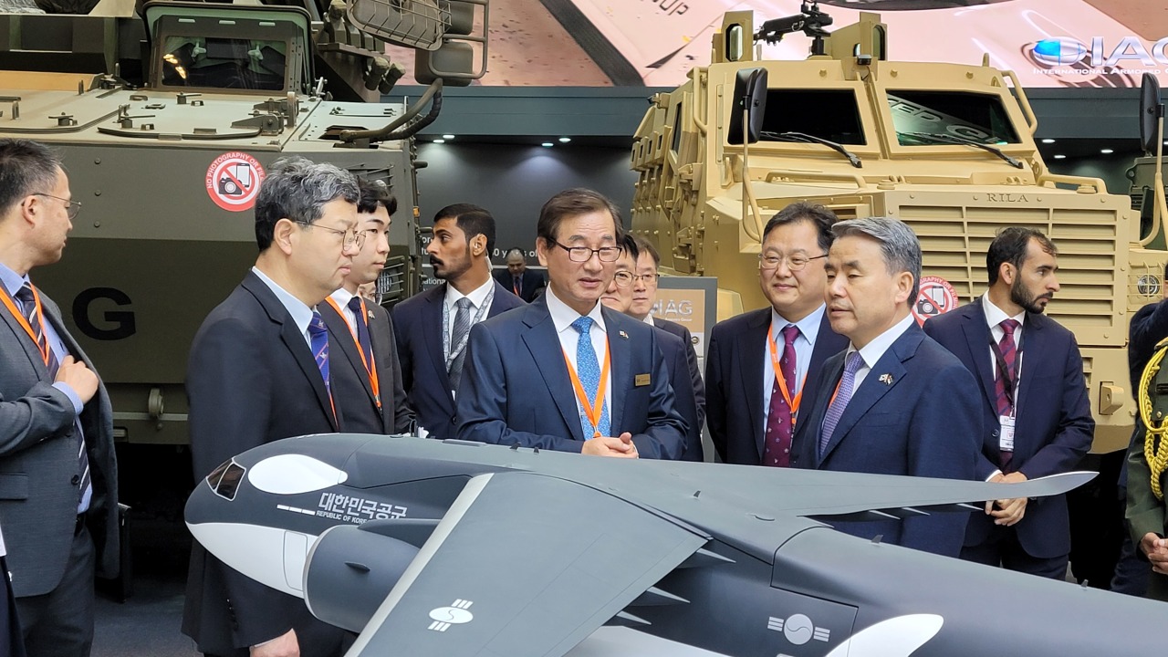 South Korean Defense Minister Lee Jong-sup (front right) is briefed by CEO Kang Goo-young of Korea Aerospace Industries (center) at the KAI booth at the International Defense Exhibition and Conference in Abu Dhabi, the United Arab Emirates, Monday. (KAI)