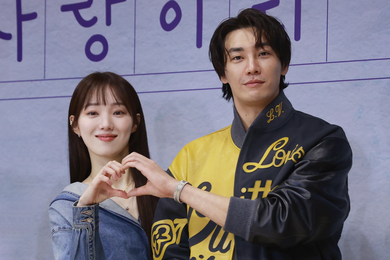 Actors Lee Sun-kyoung (left) and Kim Young-kwang pose for photos before a press conference at JW Marriott Dongdaemun Square Seoul on Tuesday. (Yonhap)