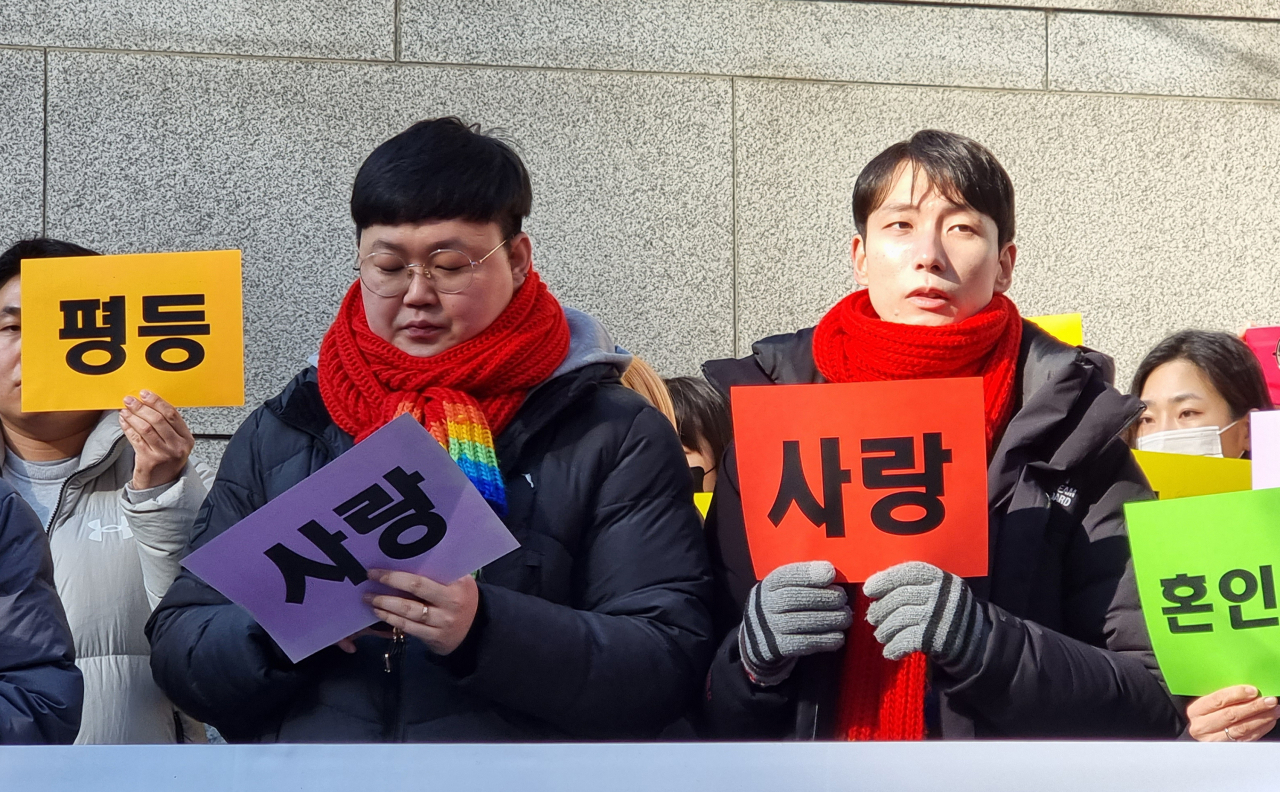 A married couple of So Sung-uk (left) and Kim Yong-min speaks to reporters in front of the Seoul High Court on Tuesday. (Yonhap)