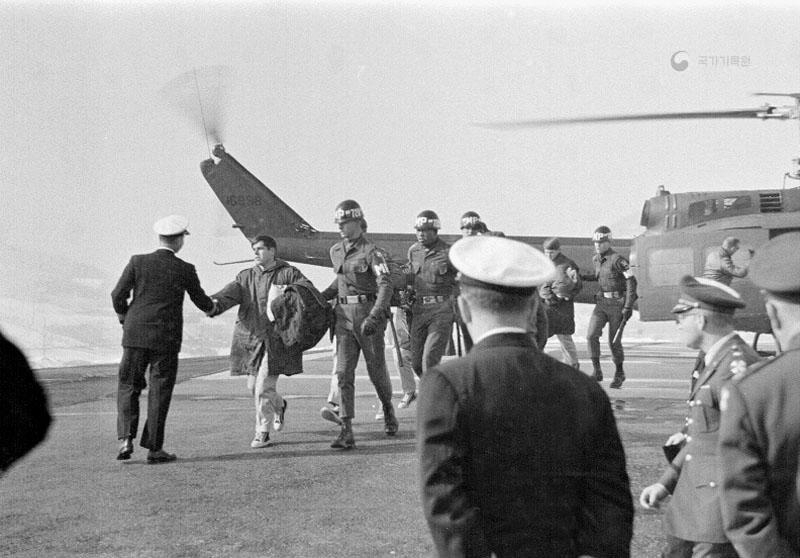 Crew of the USS Pueblo are released by North Korea after 11 months of captivity in this Dec. 23, 1968 file photo. (National Archives of Korea)