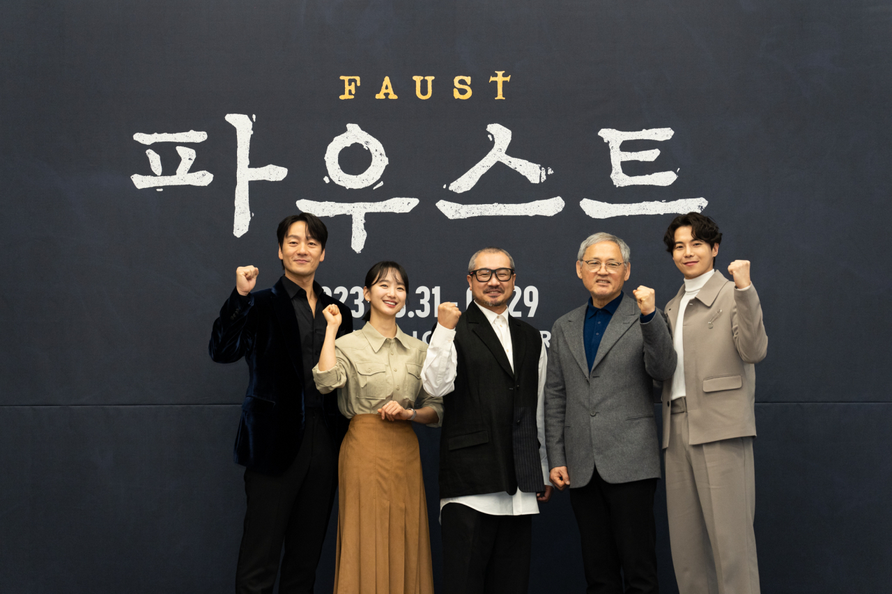 (From left) Actors Park Hae-soo, Won Jin-a, director Yang Jung-ung, actors Yoo In-chon and Park Eun-seok pose for group photos at LG Arts Center Seoul, Tuesday. (SEM Co.)