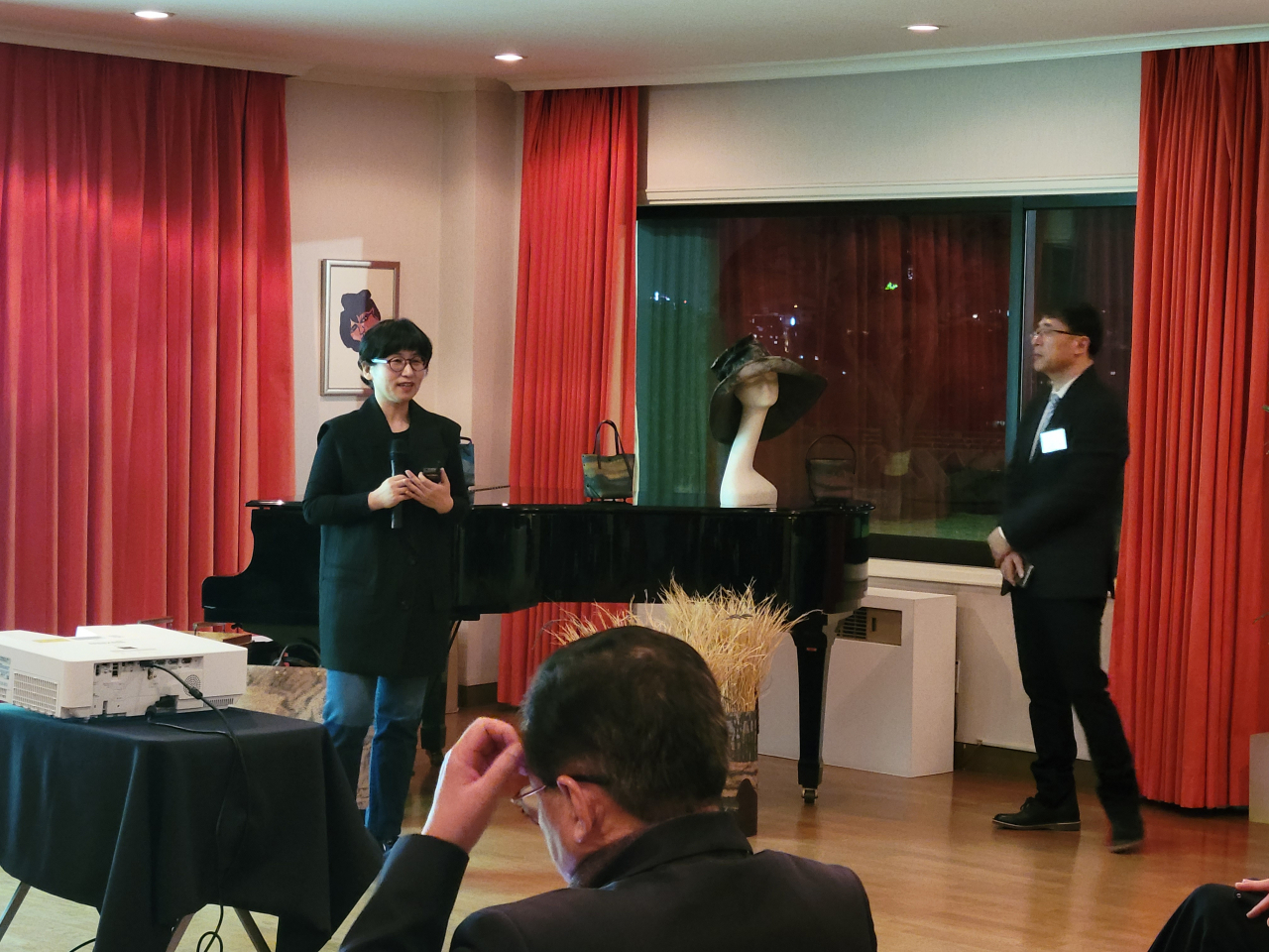 Artist Lee Hae-eun speaks at a forum organized by CICI Korea on Tuesday held at the residence of Italian Ambassador to Korea Federico Failla (CICI Korea)