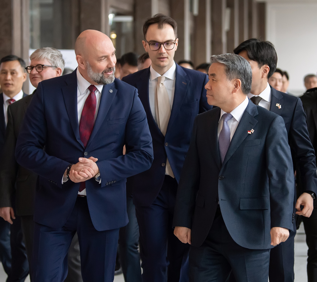 Defense Minister Lee Jong-sup (right) speaks with Sebastian Chwalek (left), president of the Polska Grupa Zbrojeniowa's management board, as they meet at the company's office in Warsaw on Wednesday. (Ministry of National Defense)