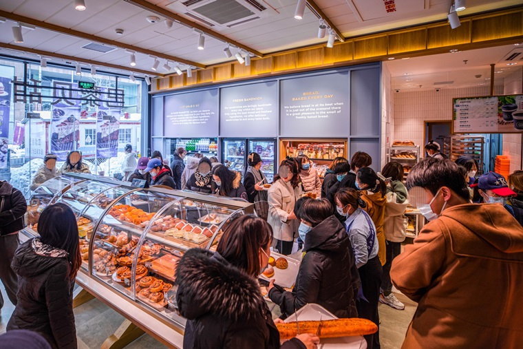 Customers shop for baked goods at Paris Baguette's Shenyang branch in Liaoning, China. (SPC Group)