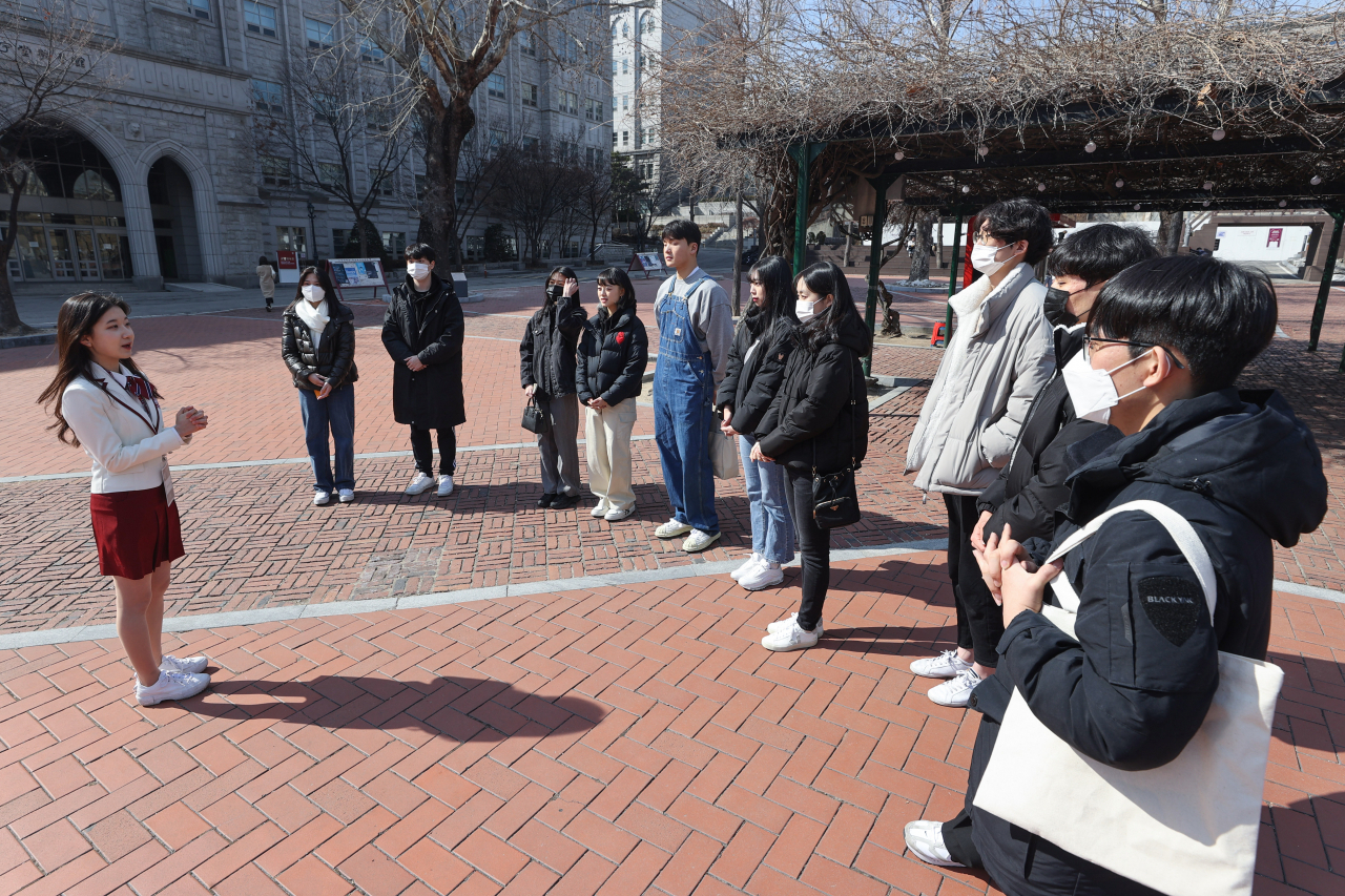 A senior student (left) guides first-year students at Korea University on Wednesday after the Campus Tour and Information program for freshmen was suspended for the past three years due to the pandemic. (Yonhap)