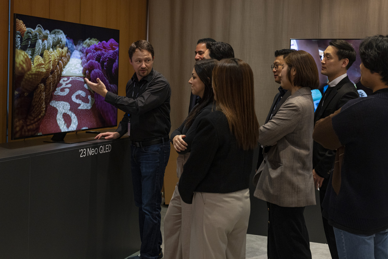 Participants explore Samsung's 2023 Neo QLED TV at the company's annual tech seminar held in Frankfurt, Germany, Thursday. (Samsung Electronics)