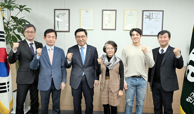 Korea Agro-Fisheries and Food Trade Corporation CEO Kim Chun-jin (third from left) and Kee World CEO Jacqueline Kim (third from right) pose for a photo during a meeting in Seoul. (Korea Agro-Fisheries and Food Trade Corporation)