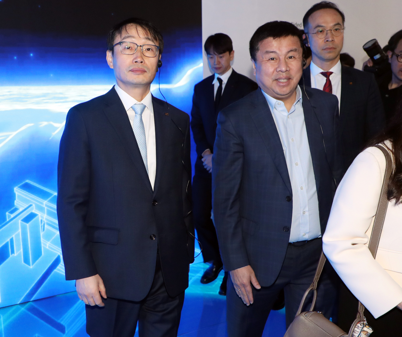 KT Corp. CEO Ku Hyeon-mo (left) gets together with the Philippines’ fiber internet provider Converge ICT Solutions CEO Dennis Anthony Uy to explore the company's booth at the annual Mobile World Congress in Barcelona, Spain, Monday. (Yonhap)