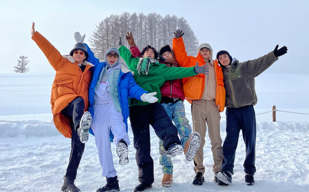 From left: Comedians Lee Yong-jin, Yang Se-chan, singer Choi Jung-hoon of rock band Jannabi, rapper Zico, singer Crush and D.O. of EXO pose for a photo in Hokkaido, Japan. (SBS)