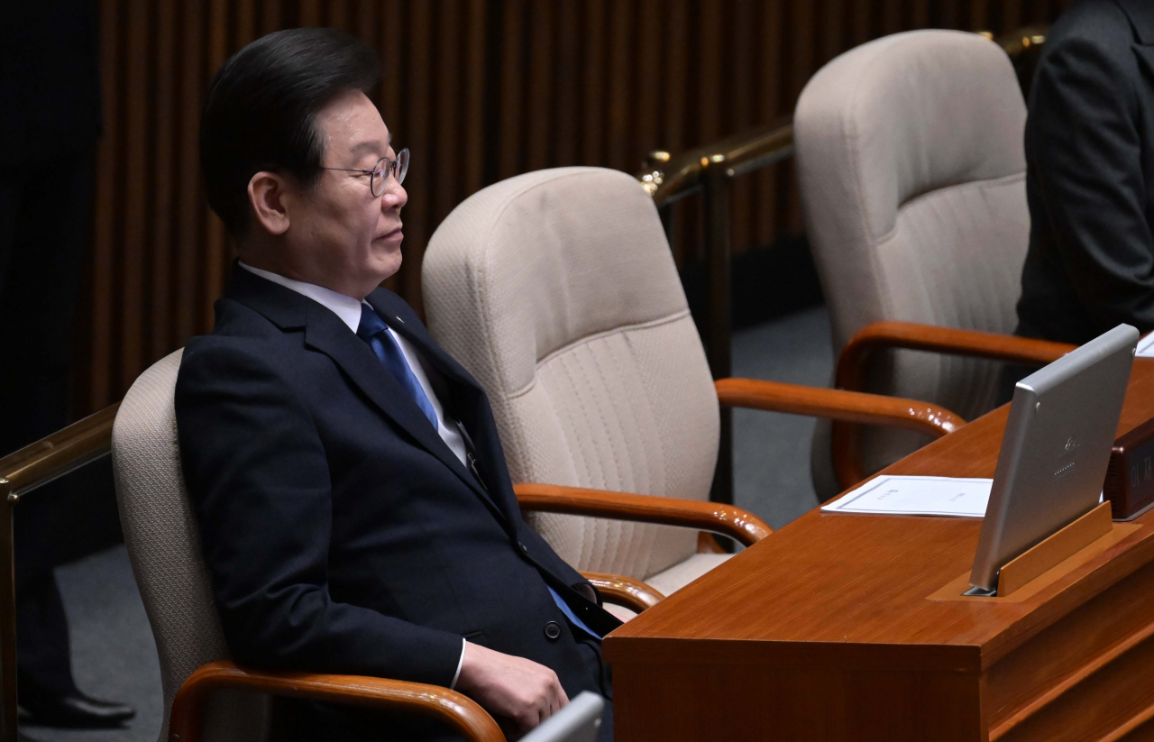 Rep. Lee Jae-myung sits at his seat at the National Assembly plenary session on Monday, where fellow lawmakers voted on the motion for his arrest. (The Korea Herald)