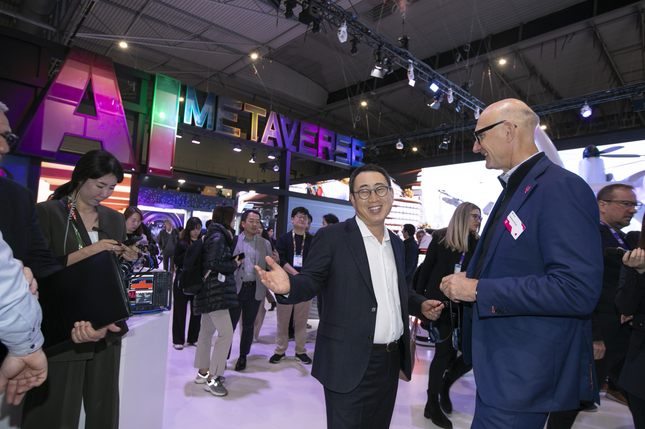 SK Telecom Chief Executive Officer Ryu Young-sang (center) speaks with Deutsche Telekom CEO Timotheus Hoettges (right) at the Mobile World Congress in Barcelona, Spain, Monday. (SK Telecom)