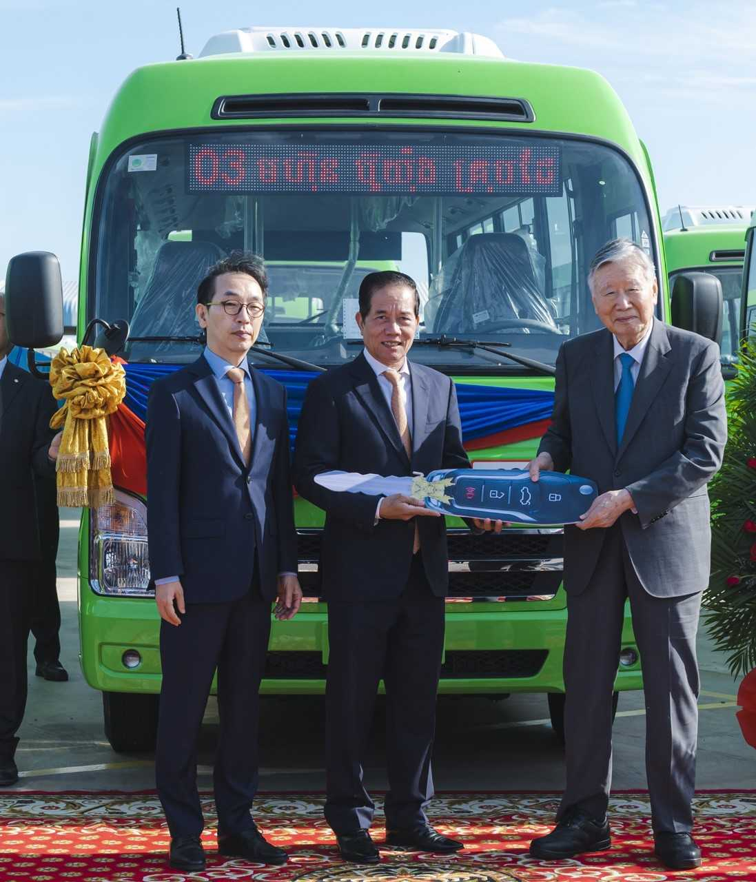 Booyoung Group founder and Chairman Lee Joong-keun (right) and Phnom Penh Municipal Gov. Khuong Sreng (center) pose for a photo after 200 buses were delivered to the Cambodian capital on Tuesday. (Booyoung Group)