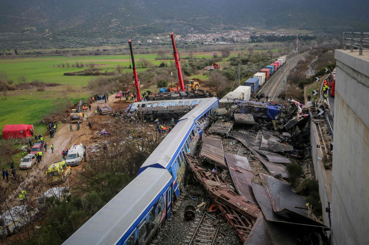 그리스 열차 탈선사고…“최악의 인재...사망자 집계 계속 늘어나”