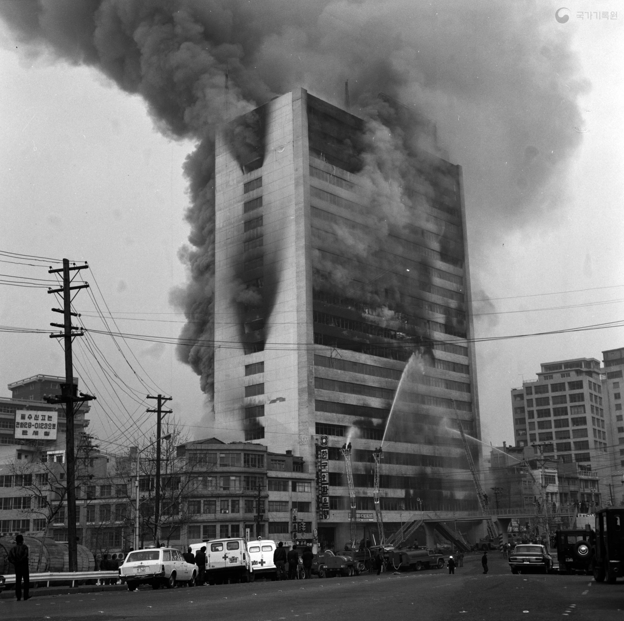 The tallest fire truck ladders available at the time could only reach the 7th floor, as shown in this photo. (National Archives of Korea)