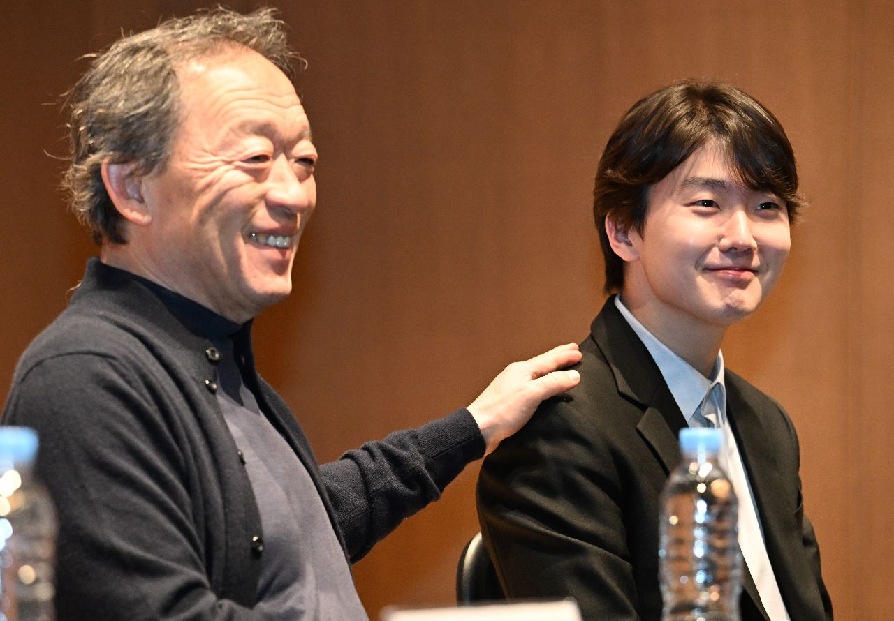 Conductor Chung Myung-whun (left) and pianist Cho Seong-jin talk during a press conference on Thursday at Geoam Art Hall on Thursday. (Im Se-jun/The Korea Herald)