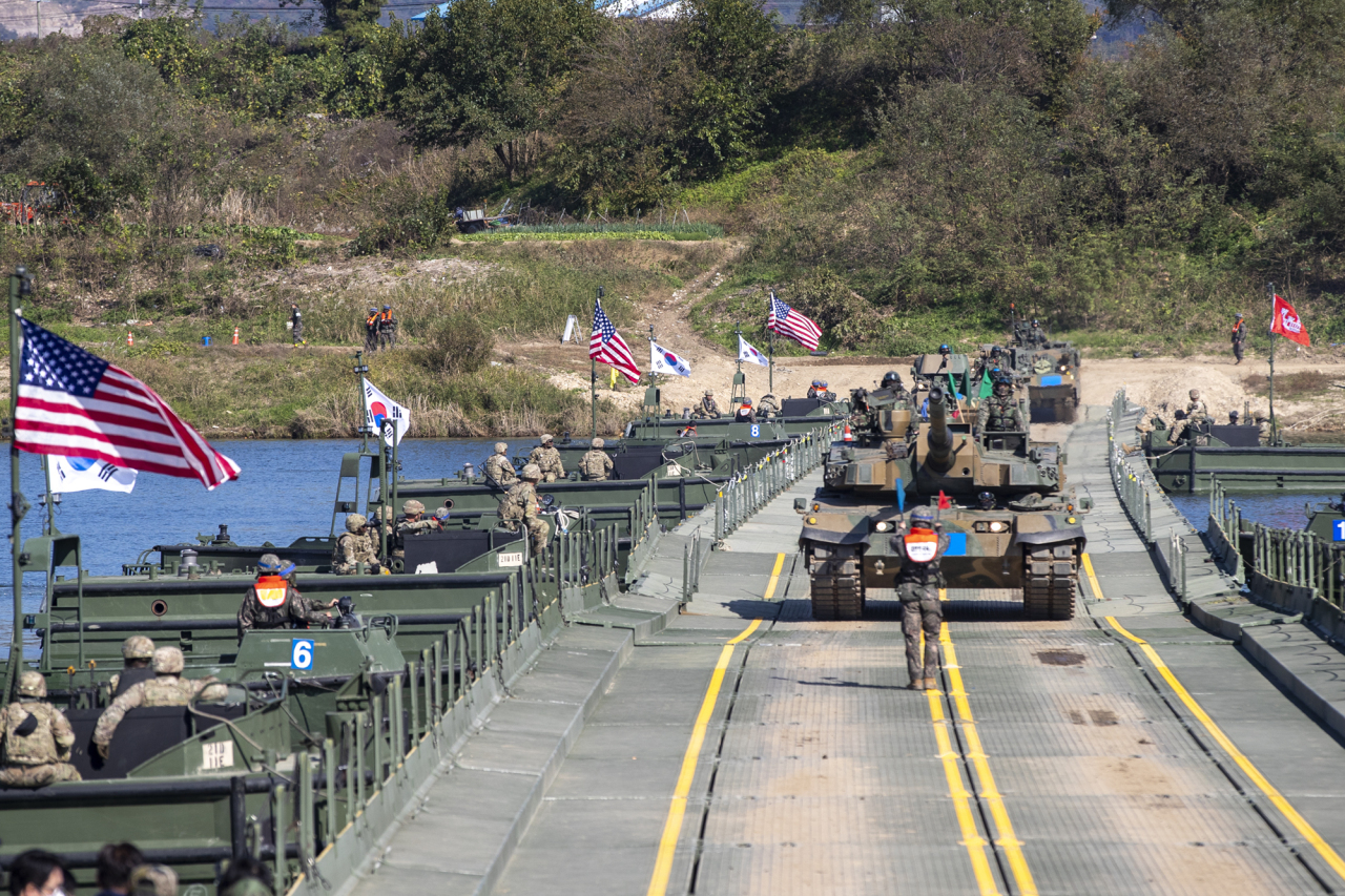 South Korean and US engineering soldiers conduct a joint river-crossing drill via a pontoon bridge over the Namhan River in Yeoju, 65 kilometers southeast of Seoul, on Oct. 19, 2022. (Republic of Korea Army)