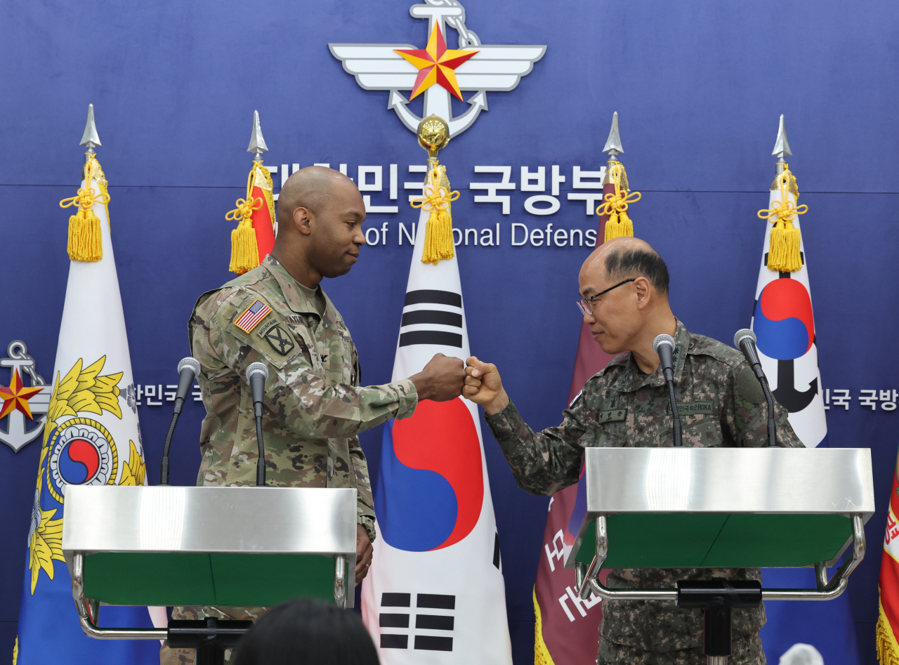 Col. Lee Sung-jun (R), spokesman of South Korea`s Joint Chiefs of Staff, and Col. Isaac Taylor, spokesman of the U.S. Forces Korea, hold a joint press conference at the defense ministry in Seoul on March 3, 2023, to announce that South Korea and the United States plan to kick off a combined springtime military exercise later this month as they are striving to beef up deterrence against North Korea`s evolving nuclear and missile threats. The Freedom Shield exercise is scheduled to take place from March 13-23 without a break, marking the longest-ever edition of their joint computer-simulation command post exercise. (Yonhap)