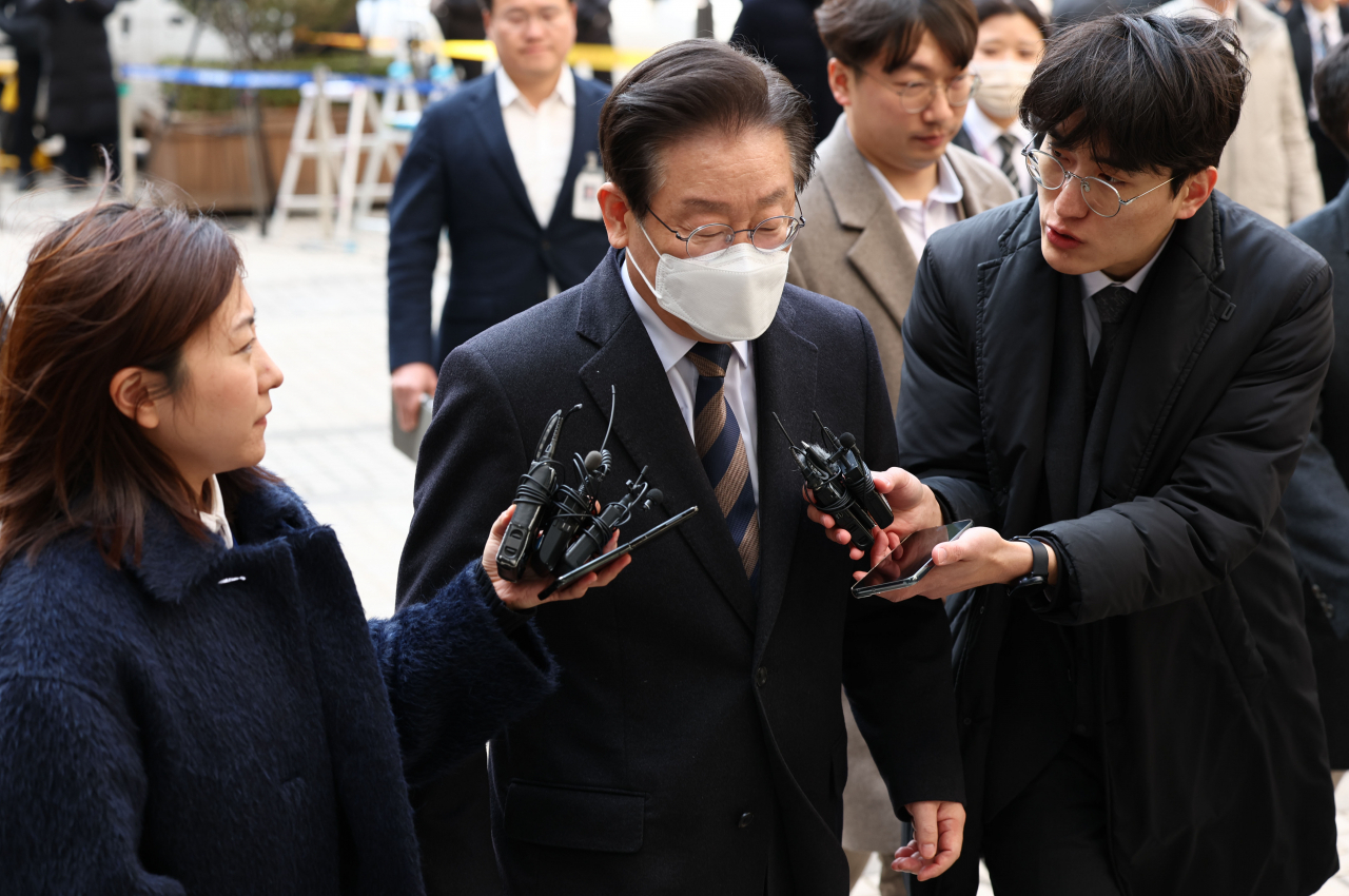 Democratic Party of Korea Chairman Lee Jae-myung (center) is seen entering the Seoul Central District Court to attend a court trial over his alleged violation of the election law during the presidential campaign in 2021-2022 on Friday. (Yonhap)