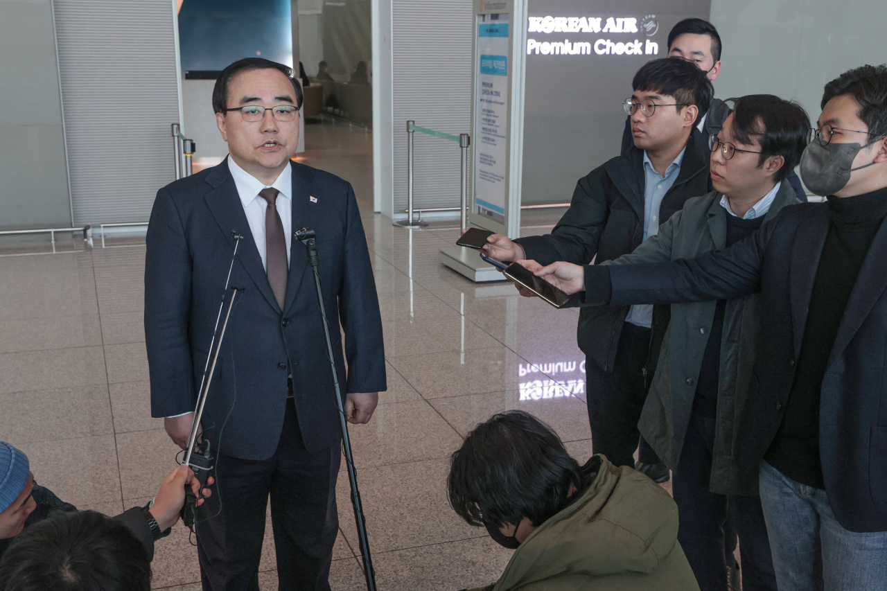 National Security Adviser Kim Sung-han (left) speaks to reporters at Incheon International Airport in Incheon, west of Seoul, on Sunday, ahead of his visit to Washington. (Yonhap)