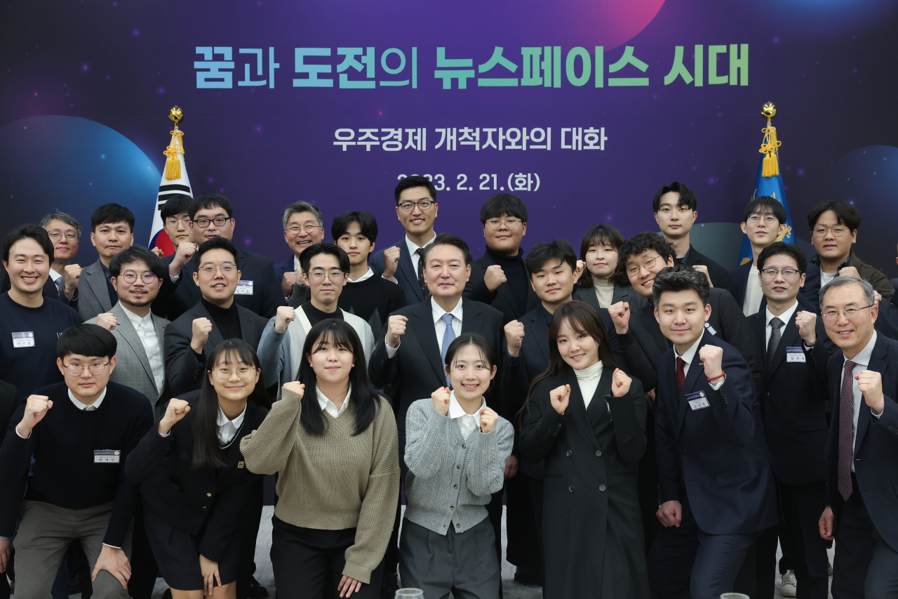 President Yoon Suk Yeol (center) poses for a photo with 40 researchers, company representatives and students who were invited to space talks at the presidential office in Seoul on Feb. 21 (Yonhap)