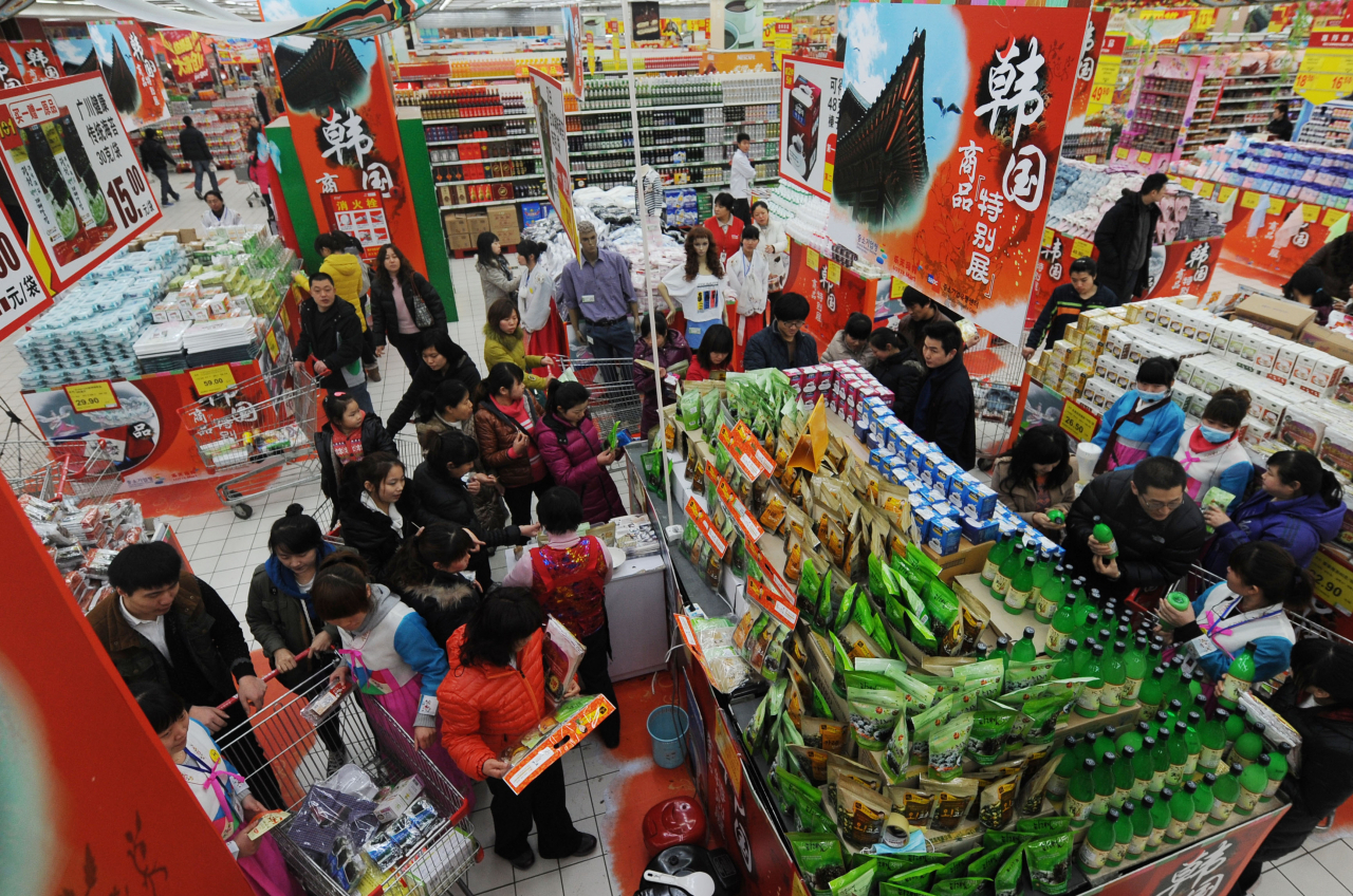 Chinese customers shop for Korean goods during special exhibition of Korean products held in Lotte Mart's Jiuxianqiao branch in Beijing, China. (Herald DB)
