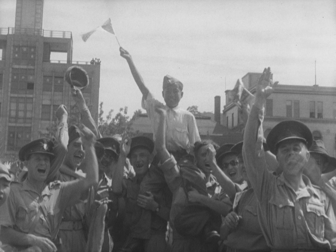 Captured scene of crowds cheering upon hearing the official announcement of the Japanese military representatives signing surrender documents in Seoul, in September 1945 (National Museum of Korean Contemporary History)