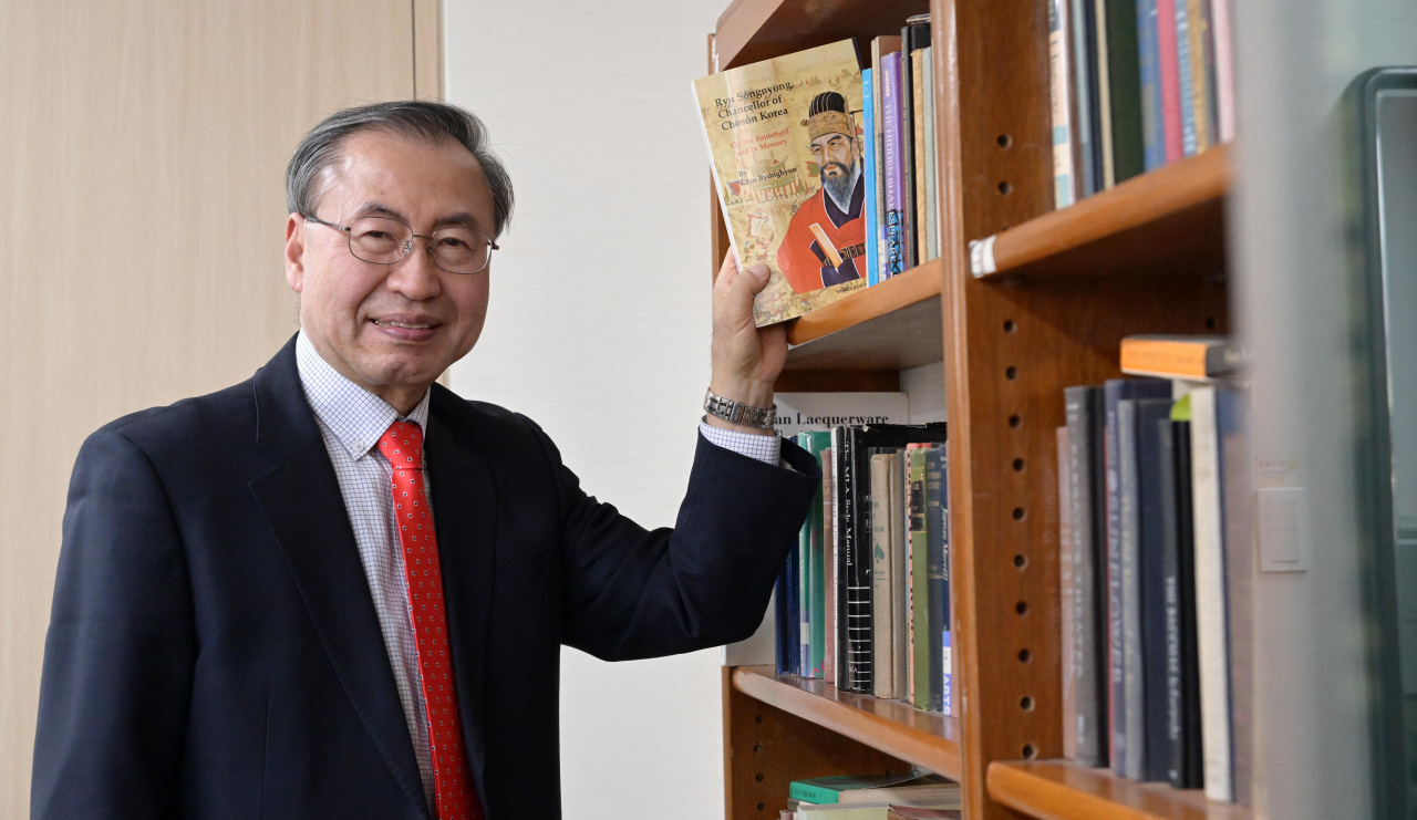 Choi Byong-hyon poses with his recently published biography, “Ryu Songnyong, Chancellor of Choson Korea: On the Battlefield and in Memory,