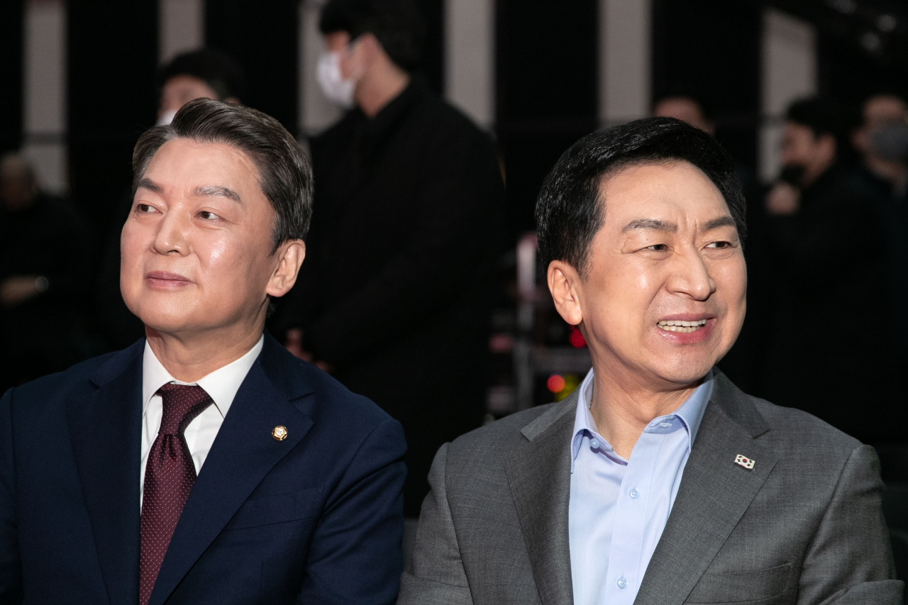 Rep. Ahn Cheol-soo (left) and Rep. Kim Gi-hyeon sit next to each other at a pre-convention event on Feb. 7. (The Korea Herald)