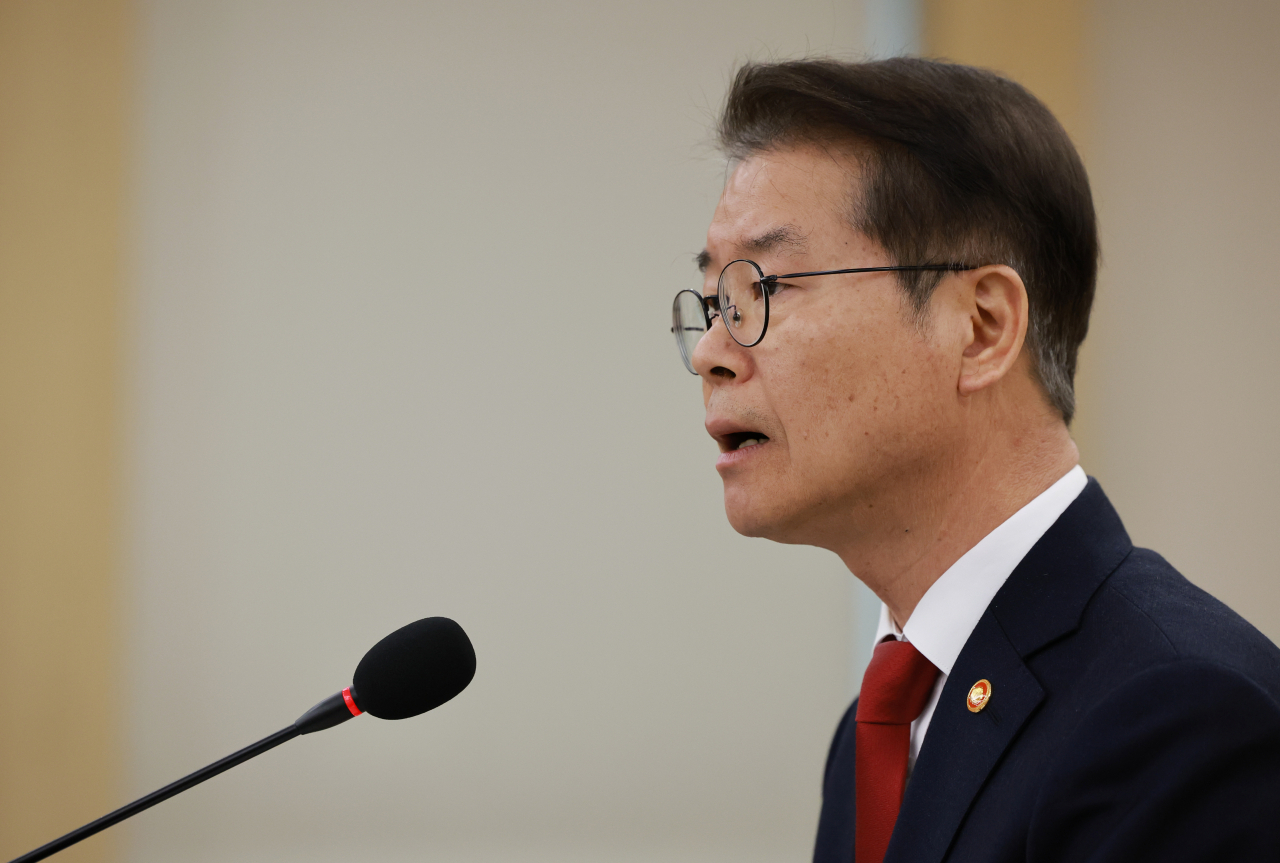 Labor Minister Lee Jeong-sik talks to reporters on Monday regarding work-hour reform (Yonhap)