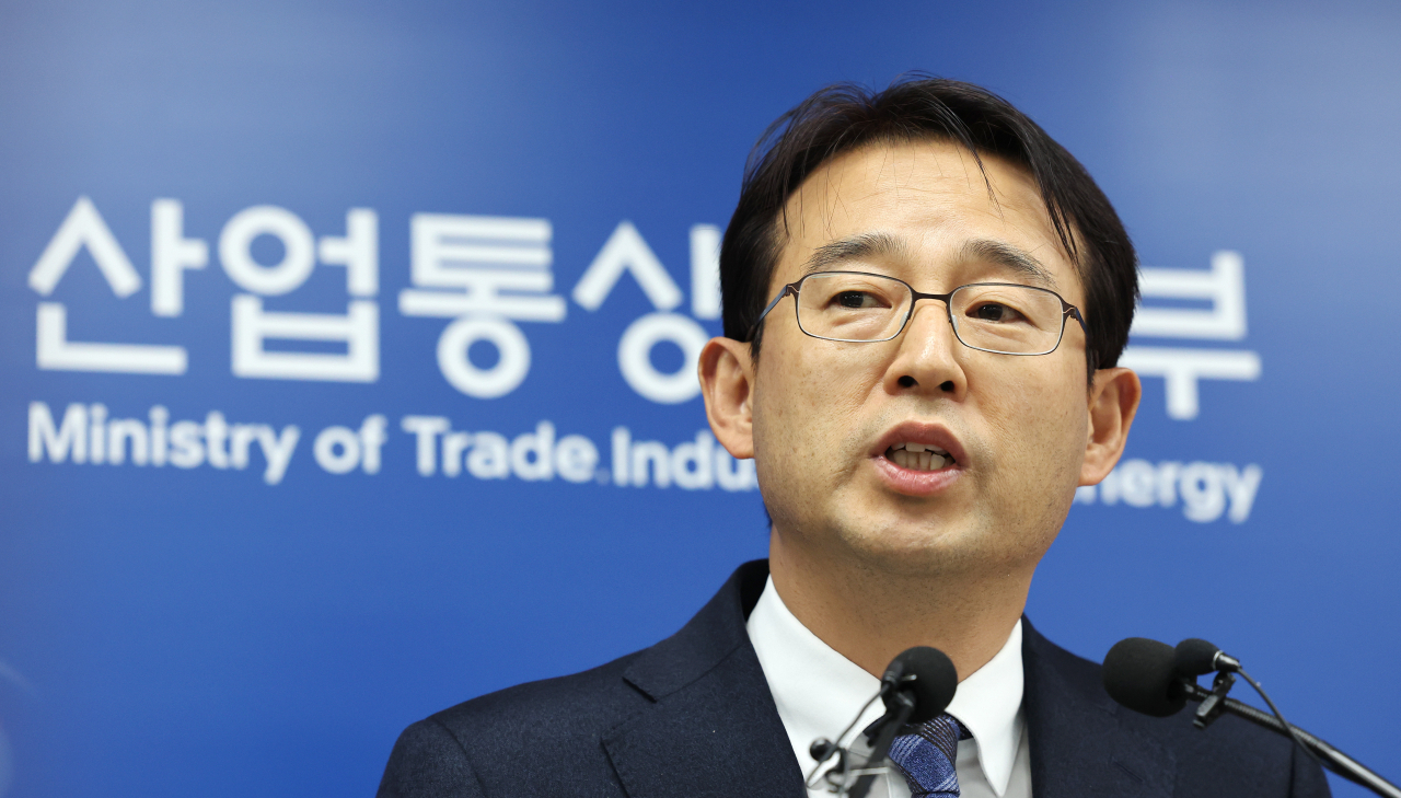 Kang Gam-chan, Seoul's Trade Ministry official in charge of trade and security policy, speaks at a press briefing on Monday. (Yonhap)
