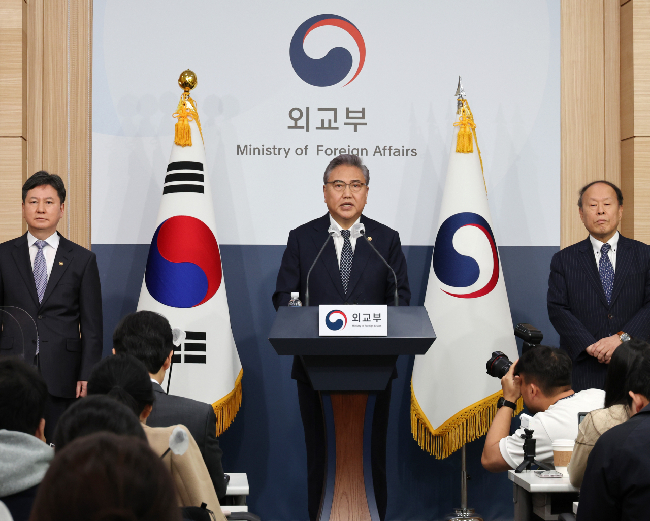 Foreign Minister Park Jin (center) speaks during a press conference at the Foreign Ministry in Seoul on Monday, about the South Korean government’s solution for addressing the issue of compensation for Japan’s wartime forced labor. (Joint Press Corps)