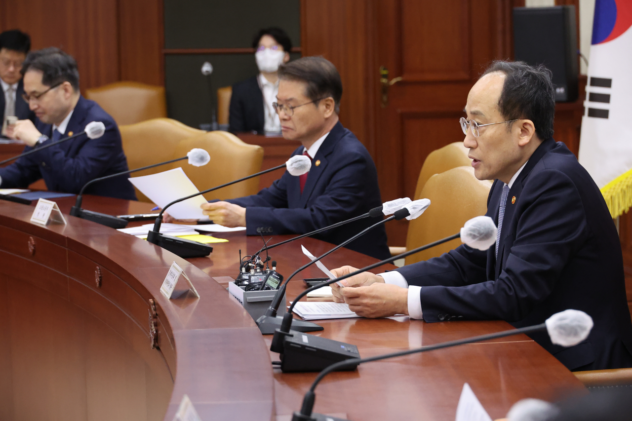 Finance Minister Choo Kyung-ho speaks during an emergency meeting of economy-related ministers at the government complex in Seoul on Monday. (Yonhap)