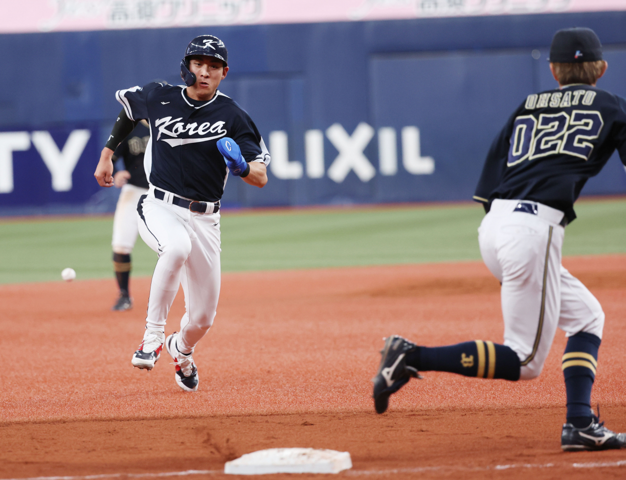 Lee Jung-hoo of South Korea heads to third base on a single during an exhibition game against the Orix Buffaloes ahead of the World Baseball Classic at Kyocera Dome Osaka in Osaka on Monday. (Yonhap)