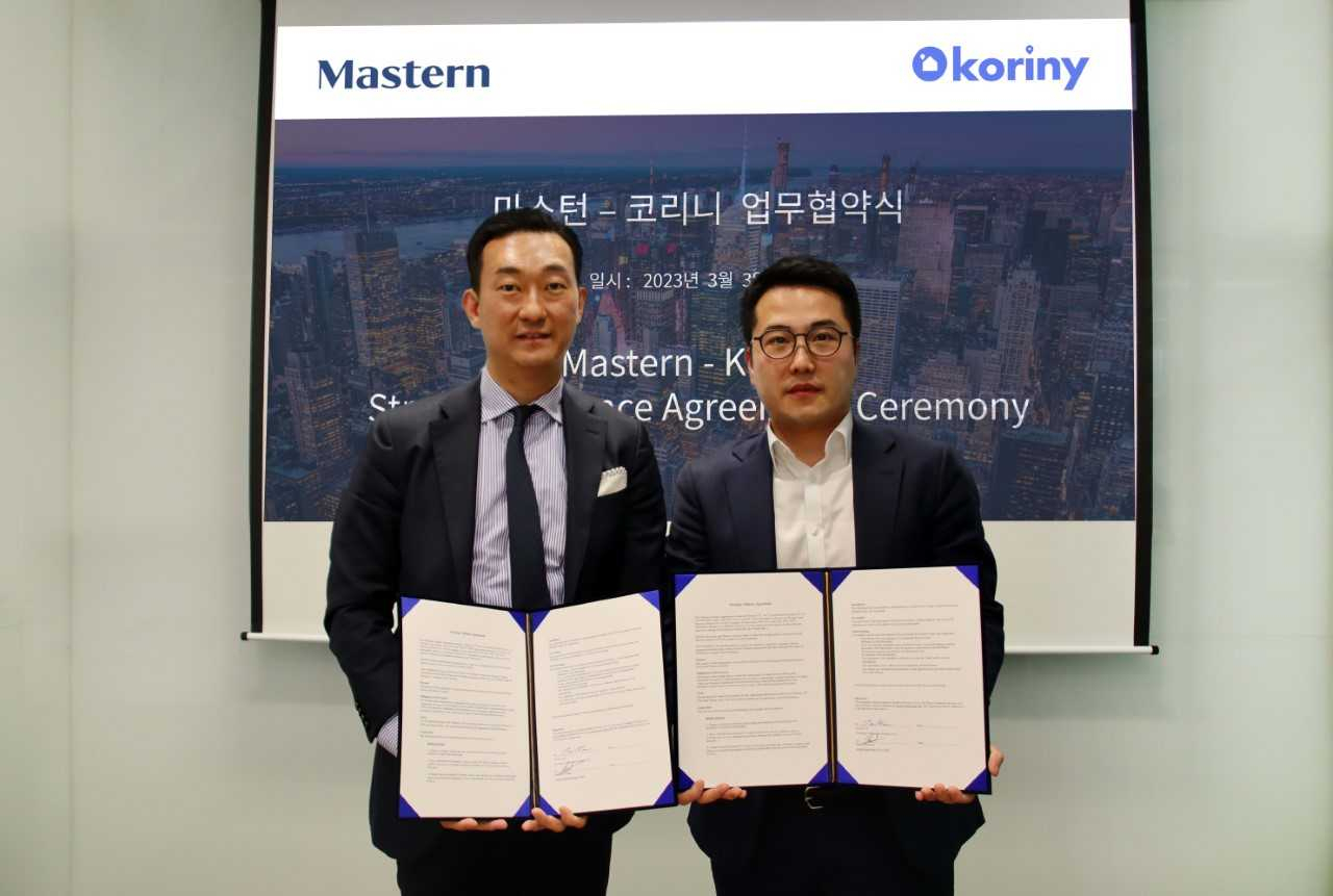 Joseph Oh, CEO of Mastern America (left) and Tae Moon, founder and CEO of Koriny, pose for photos after signing a partnership agreement in Seoul. (Mastern Investment Management)