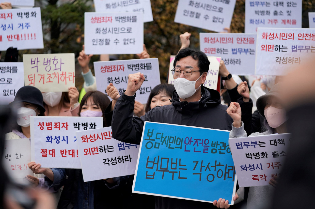 Locals and Hwaseong Mayor Jeong Myeung-geun hold a rally in Hwaseong, Gyeonggi Province, where convicted serial rapist Park Byung-hwa lives, demanding Park's eviction, on Nov. 1, 2022. (Hwaseong City)