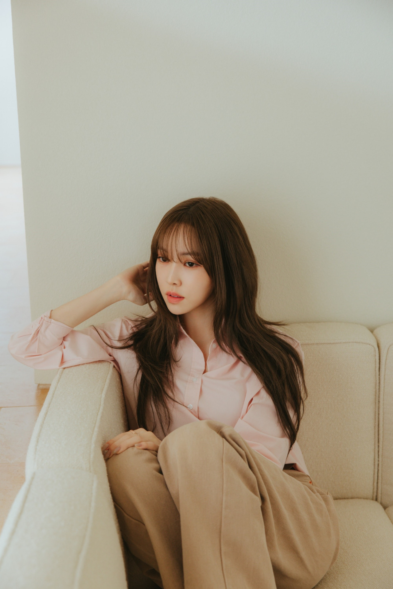 Image of singer Yuju for her second EP 