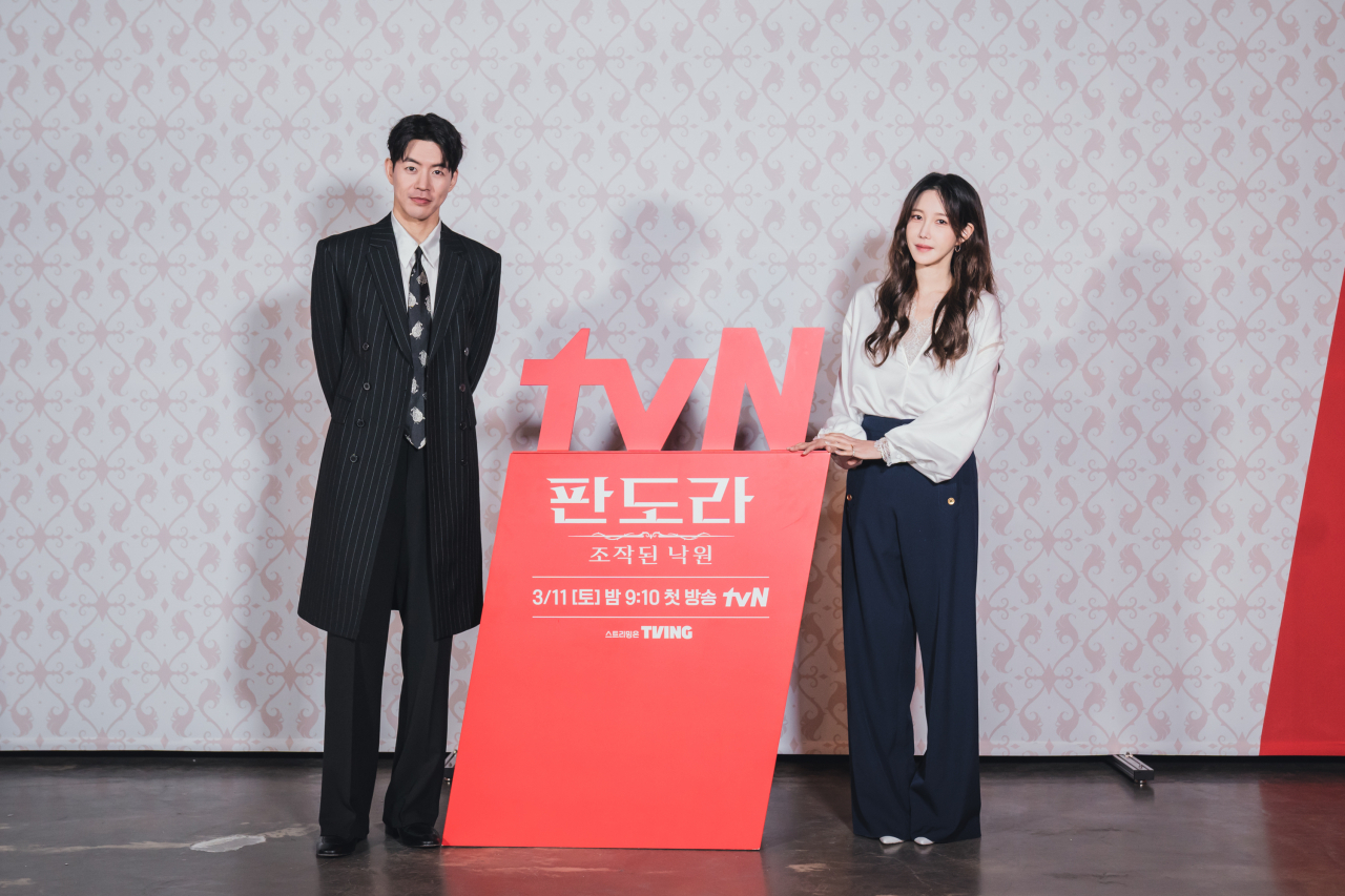Lee Sang-yun (left) and Lee Ji-ah pose for photos before an online press conference. (tvN)